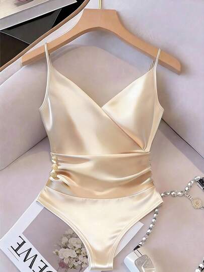 GlowEve 性感细肩带荷叶边金属扣装饰修身连体衣，适合通勤穿着。