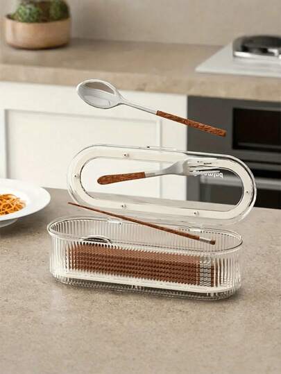 Esta es una hermosa caja de almacenamiento de cubiertos hecha de plástico, adecuada para guardar utensilios de cocina como cuchillos, tenedores, cucharas y palillos. Es a prueba de polvo, a prueba de humedad y viene con un tapete de drenaje.