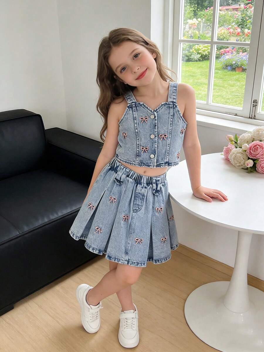 Young Girls Cute Style Toddler Girls Denim Set, Spring/Summer, Light Blue Denim Color, Bow Embroidery Design, Fitted Silhouette, Denim Camisole Top Paired With Light Blue Denim Bow Embroidery A-Line Pleated Skirt, Soft And Comfortable Fabric, Suitable For School, Commute, And Daily Outings 2pcs Denim Set Toddler Girls Denim Skirt Set Girl Girl Two Pieces Dress Outfit Skirt Two Pcs Set Girl Summer Denim