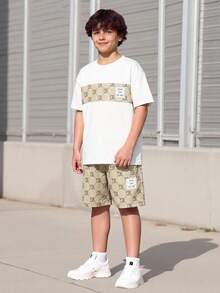 Vacaura 男童夏季休闲短袖T恤短裤套装（2件套），白色T恤搭配卡其色字母印花短裤，宽松圆领T恤，舒适时尚的日常/校园服装 - 白色 - 查看 3