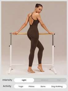 GLOWMODE 24英寸 FeatherFit™ 塑形收腹可调节交叉肩带 U 型后背连体衣，适合低强度瑜伽日常穿着，可拆卸胸垫 - 咖啡棕 - 查看 6