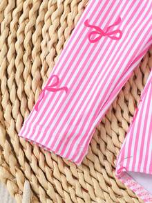 Emery Rose Kids Emery Rose Kids Bộ áo liền quần dài tay có khóa kéo phối bèo nhún cho bé gái, họa tiết nơ dễ thương, kiểu dáng đi biển, chống nắng, chống nắng, chủ đề du thuyền, chủ đề nghỉ mát, chủ đề dưới nước, áo liền quần dài tay cho bé gái, đồ trẻ em. - Hồng - Xem 5