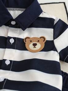 SHEIN 2 piezas Conjunto de estilo casual caballero para niño bebé, con camisa polo de rayas con diseño de parche de oso lindo, combinada con pantalones cortos elásticos de color azul marino, adecuado para uso casual, actividades al aire libre, regreso a la escuela, fiesta de cumpleaños, boda, baby shower, reunión familiar, celebración del 1er cumpleaños y talla grande, Conjunto de camisa y pantalones cortos a rayas para niño bebé, Conjunto de verano para niño bebé - Multicolor - Ver 5