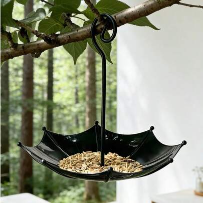 Madebyblanc Máng ăn hình ô treo cho chim, khay đựng thức ăn, bồn tắm, ao hoặc bình nước thích hợp để trang trí sân vườn ngoài trời. Được làm từ chất liệu nhựa hữu cơ, rãnh hình ô có thể chứa thức ăn cho chim, với miệng vừa phải giúp chim dễ dàng đậu và mổ, bình nước đa chức năng trang trí sân vườn cho chim hoang dã, thiết kế độ sâu vừa phải giúp chim dễ dàng đậu và mổ, móc chống gỉ linh hoạt để treo vào lồng, cây hoặc giỏ treo, trạm cho chim ăn 4 trong 1.