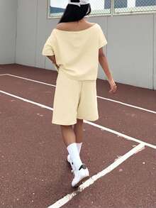 SHEIN EZwear 杏色针织女式单肩卫衣短裤套装 奶油黄两件套 舒适两件套 两件短裤套装 女式两件套 女式加大码夏季舒适两件套 女式度假套装 女式夏季两件套 女式夏季套装 女式两件套 女式休闲两件套 - 杏色 - 查看 2