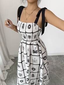 SHEIN Robe camisole à col carré imprimé floral pour femmes avec ceinture nouée, silhouette évasée, taille élastique, charmante, élégante, douce et mignonne. Convient pour le quotidien, les vacances, les déplacements, les sorties mode, le style de rue français, polyvalente et rétro. Manches courtes, longueur mi-mollet, imprimé floral noir et abricot. Nouvelle arrivée. - Multicolore - Voir 6