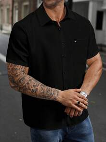 Manfinity Homme 大码男式纯色口袋单排扣短袖休闲衬衫 - 黑色 - 查看 5