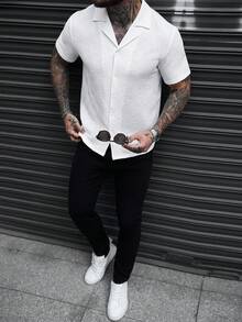 Manfinity CasualCool 男士纯色提花针织短袖衬衫，男士经典款，适合日常休闲、周末旅行、户外活动、探险旅行、轻松的工作环境或半正式场合，可作为男友/丈夫礼物、周年纪念/生日礼物、派对、夏季假期、婚礼、春夏两季、狂欢节等场合穿着。男士优雅白色压纹几何图案短袖Polo衫，翻领沙滩衬衫，休闲穿着。男士纹理衬衫，白色男士短袖衬衫，白色男士衬衫，男士图案衬衫，男士印花衬衫。 - 白色 - 查看 4