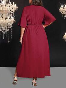SHEIN Belle Vestido de talla grande de manga corta con dobladillo dividido, unicolor y cintura ceñida - Rojo - Ver 2