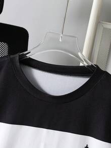 SHEIN Bộ 2 món dành cho bé trai tuổi teen, gồm áo thun ngắn tay in sọc và quần short thể thao đơn giản, thoáng khí, phù hợp cho nhiều mùa. - Đen và trắng - Xem 4