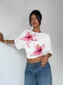 Aloruh Blusa de mujer con cuello redondo, mangas tipo murciélago, diseño fruncido y corta, adecuada para usar en vacaciones de verano, con estampado de flores de hibisco - Multicolor - Ver 9