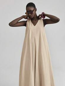 Ontre Trang phục giáo viên nữ, Ngày Quốc khánh, Thời trang sân bay nữ, Phong cách thường ngày thoải mái, Cổ chữ V, Không tay, Váy dài nữ, Váy bất đối xứng trước sau, Váy xòe, Váy xòe rộng, Trang phục xuân hè, Trang phục hàng ngày, Hàng mới về năm 2026, Váy thường ngày thoải mái, Trang phục thường ngày, Dáng rộng - Màu be - Xem 2