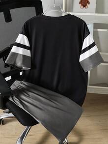 SHEIN Bộ 2 món dành cho bé trai tuổi teen, gồm áo thun ngắn tay in sọc và quần short thể thao đơn giản, thoáng khí, phù hợp cho nhiều mùa. - Đen và trắng - Xem 2