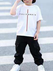 SHEIN Streecool Kids 这款时尚男童条纹加州标语印花圆领短袖T恤搭配工装裤套装，适合节日、派对、春夏穿着，轻便舒适，是街头、户外、校园等场合的时尚休闲装扮，也是馈赠佳品。 - 軍綠色 - 查看 8