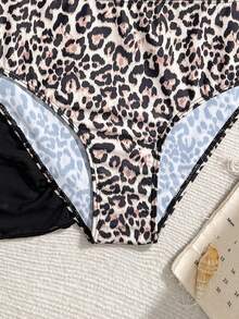 SHEIN Bộ bikini hai mảnh họa tiết da báo phối hợp cho bé gái tuổi teen, kèm áo khoác ngoài và váy, thích hợp cho kỳ nghỉ hè. Bộ đồ hè cho bé gái, đồ hai mảnh phối hợp cho nữ, trang phục hè cho bé gái, đồ bơi kèm khăn sarong, đồ bơi họa tiết động vật, đồ bơi họa tiết động vật cho tuổi teen, đồ bơi hai mảnh kèm áo khoác ngoài, đồ bơi bikini họa tiết da báo, đồ bơi đáy ngắn, váy bơi màu đen. - màu đen - Xem 4