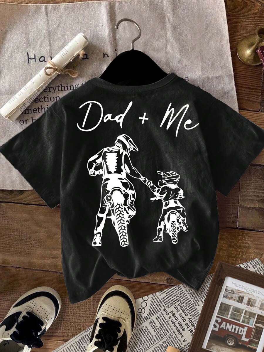 SHEIN 男童休闲简约圆领T恤，适合夏季穿着，经典保暖家庭图案印花，父子玩耍图案印花，背面印花 - 黑色 - 查看 1