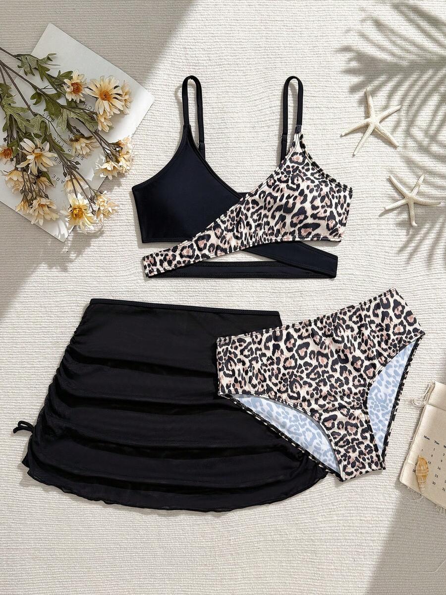 SHEIN Bộ bikini hai mảnh họa tiết da báo phối hợp cho bé gái tuổi teen, kèm áo khoác ngoài và váy, thích hợp cho kỳ nghỉ hè. Bộ đồ hè cho bé gái, đồ hai mảnh phối hợp cho nữ, trang phục hè cho bé gái, đồ bơi kèm khăn sarong, đồ bơi họa tiết động vật, đồ bơi họa tiết động vật cho tuổi teen, đồ bơi hai mảnh kèm áo khoác ngoài, đồ bơi bikini họa tiết da báo, đồ bơi đáy ngắn, váy bơi màu đen. - màu đen - Xem 1