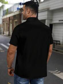 Manfinity Homme 大码男式纯色口袋单排扣短袖休闲衬衫 - 黑色 - 查看 2