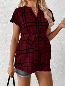 SHEIN 孕妇休闲格子翻领衬衫，夏季女式上衣，腰部松紧带设计，女式上衣和衬衫，女式衬衫和上衣，女式平价上衣 - 酒紅色 - 查看 4