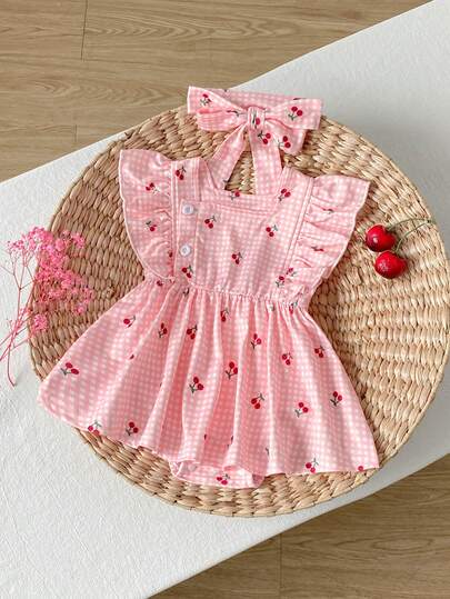 Playful Pals Bộ áo liền quần cho bé gái sơ sinh, cổ bèo nhún, cài khuy, tay loe, màu hồng kẻ caro in hình quả anh đào, kiểu dáng dễ thương, đáy quần hở và có băng đô, thích hợp cho các hoạt động mùa hè, du lịch, nghỉ mát, chụp ảnh và các dịp khác.