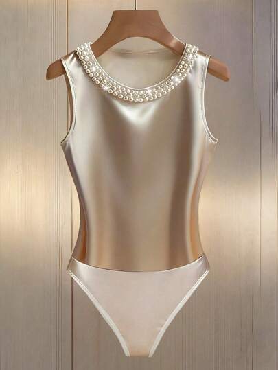 Franclia 时尚简约香槟色亮面无袖连体裤，配缎面领和仿珍珠装饰，适合夏季女装、圣诞节、新年、白色系穿搭、派对、海滩、优雅、休闲、浪漫、情人节、约会、毕业季等场合。