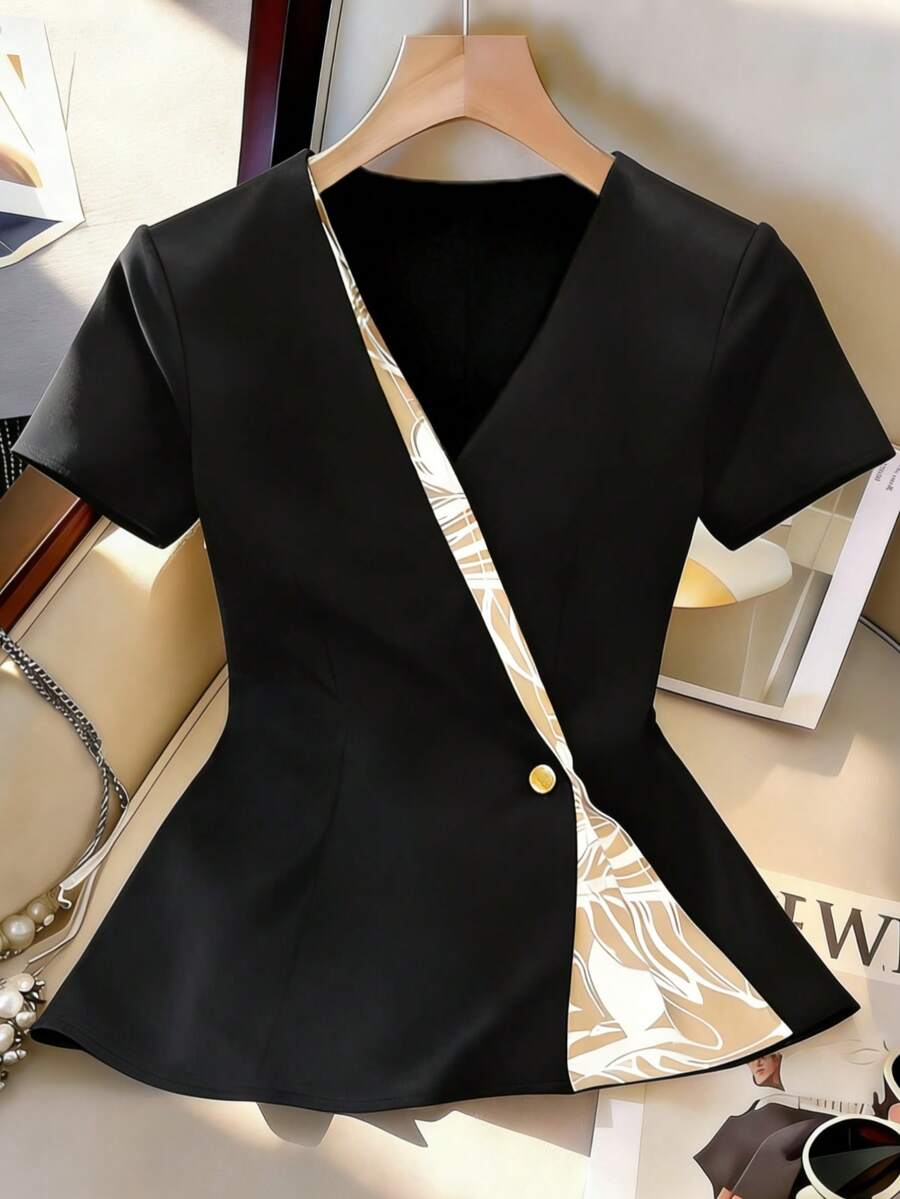 Franclia 春夏新款复古印花拼接V领弹力斜襟短袖衬衫式上衣,优雅百搭,适合日常、通勤和休闲穿着。 - 黑色 - 查看 1