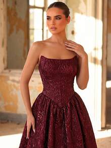 Aureia 这款优雅、浪漫、时尚的酒红色提花露背吊带A字连衣裙，非常适合毕业典礼、学校开学典礼、音乐节、生日派对、婚礼、下午茶派对、舞会和晚礼服等场合。 - 酒紅色 - 查看 6