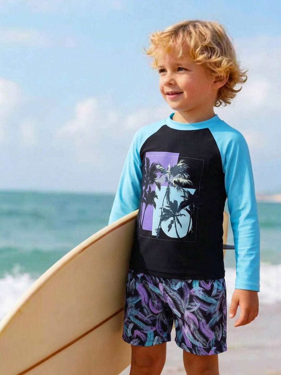 SHEIN Conjunto de traje de baño de 2 piezas con camiseta de manga larga y pantalones cortos con estampado de palmeras para niño preadolescente, adecuado para vacaciones de primavera/verano en la playa - Azul - Ver 1