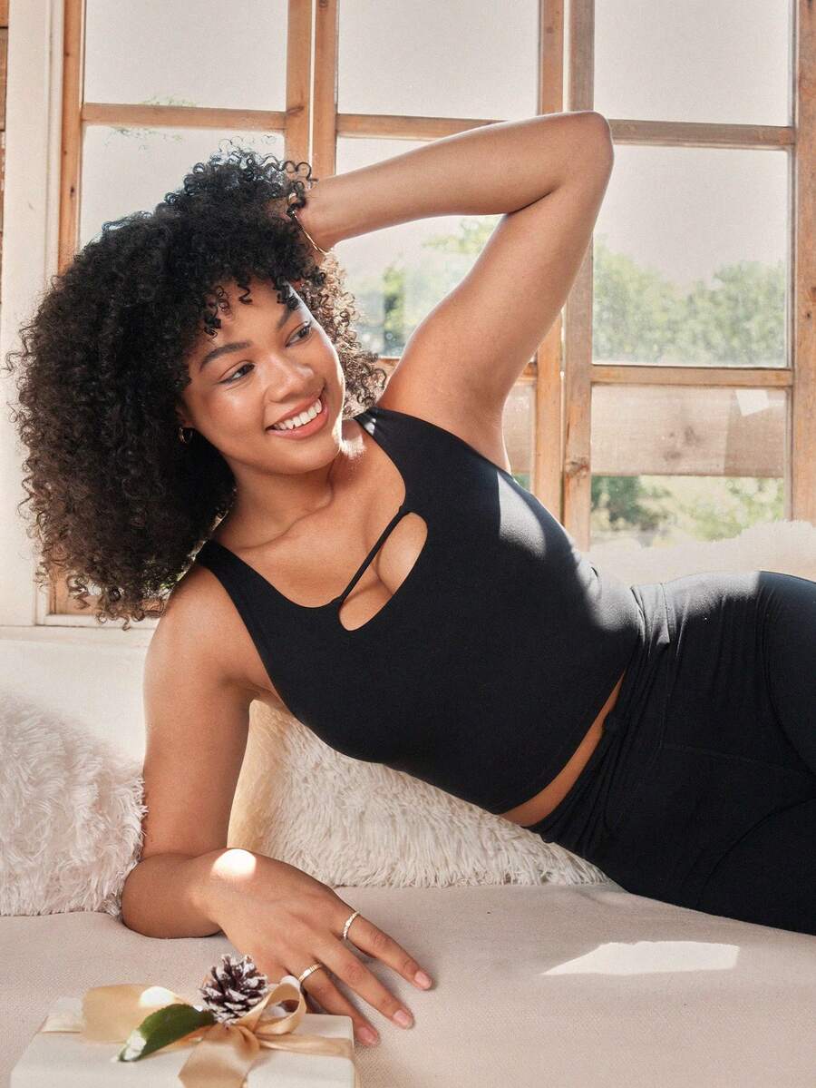 GLOWMODE FeatherFit™ Joyful Cutout 内置罩杯背心 圣诞节 假期 冬季 低冲击 瑜伽 日常 - 黑色 - 查看 1