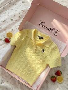 CovetEZ Suéter corto tipo polo de punto de cable de colores brillantes con gráfico en el pecho para mujer - Amarillo - Ver 5