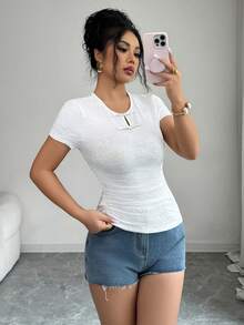 Elenzga Femmes Élégant Navetteur Couleur Unie Jacquard Col Rond Manches Courtes T-Shirt Avec Bouton Col Décoration Et Design Côté Froncé, Printemps/Été Blanc Top Élégant Femmes Hauts Élégants Bureau Femmes Hauts Manches Courtes Femmes T-Shirt Femmes Hauts Manches Courtes Femmes Hauts Pour L'été Femmes Blouses Femmes Hauts Manches Courtes Blanc Femmes Hauts Pour L'été Femmes Hauts Blouses Pour Femmes Derniers Hauts Élégants Pour Femmes - Blanc - Voir 4
