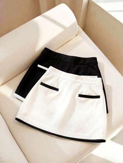 Franclia Saia-shorts feminina em tecido branco impecável com detalhes em preto e branco nos bolsos. Versátil, minimalista e ideal para o dia a dia, perfeita para o escritório.