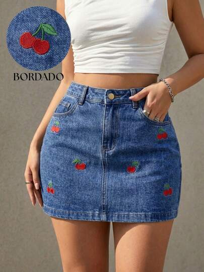 Falda Mini Denim con Bordado de Cerezas Falda Mezclilla Línea A. Tiro Alto Estilo Coquette Y2K. Mezclilla Suave y Elástica.