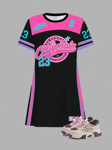 SHEIN Leap Crew 少女休闲复古字母数字徽章图案连衣裙，运动学院风短袖中长连衣裙，适合夏季凉爽穿着，女童 Chroma Select 系列，返校季童装，韩版春夏风，轻松运动风，套装，儿童图案T恤，运动休闲风，夏季服装，毕业季儿童运动连衣裙，运动鞋舞会连衣裙，少女Y2K图案T恤连衣裙，儿童Y2K女童服装 - 彩色 - 查看 2