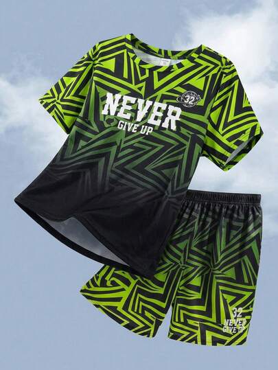 SHEIN 两件套青少年男童宽松运动套装，印花圆领短袖T恤和短裤，适合篮球、户外运动和健身。