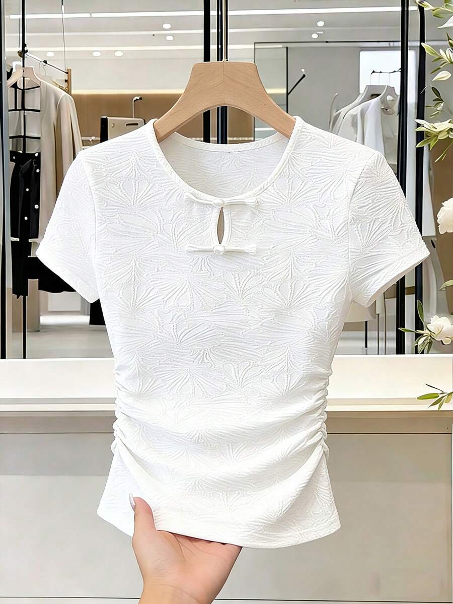 Elenzga Femmes Élégant Navetteur Couleur Unie Jacquard Col Rond Manches Courtes T-Shirt Avec Bouton Col Décoration Et Design Côté Froncé, Printemps/Été Blanc Top Élégant Femmes Hauts Élégants Bureau Femmes Hauts Manches Courtes Femmes T-Shirt Femmes Hauts Manches Courtes Femmes Hauts Pour L'été Femmes Blouses Femmes Hauts Manches Courtes Blanc Femmes Hauts Pour L'été Femmes Hauts Blouses Pour Femmes Derniers Hauts Élégants Pour Femmes - Blanc - Voir 1