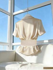Franclia Blusa de satén de cuello en V de manga corta para mujer, top con volantes de cintura ajustada y cuello retro con tres botones, para citas, té de la tarde, compras, uso vacacional - Champán - Ver 2