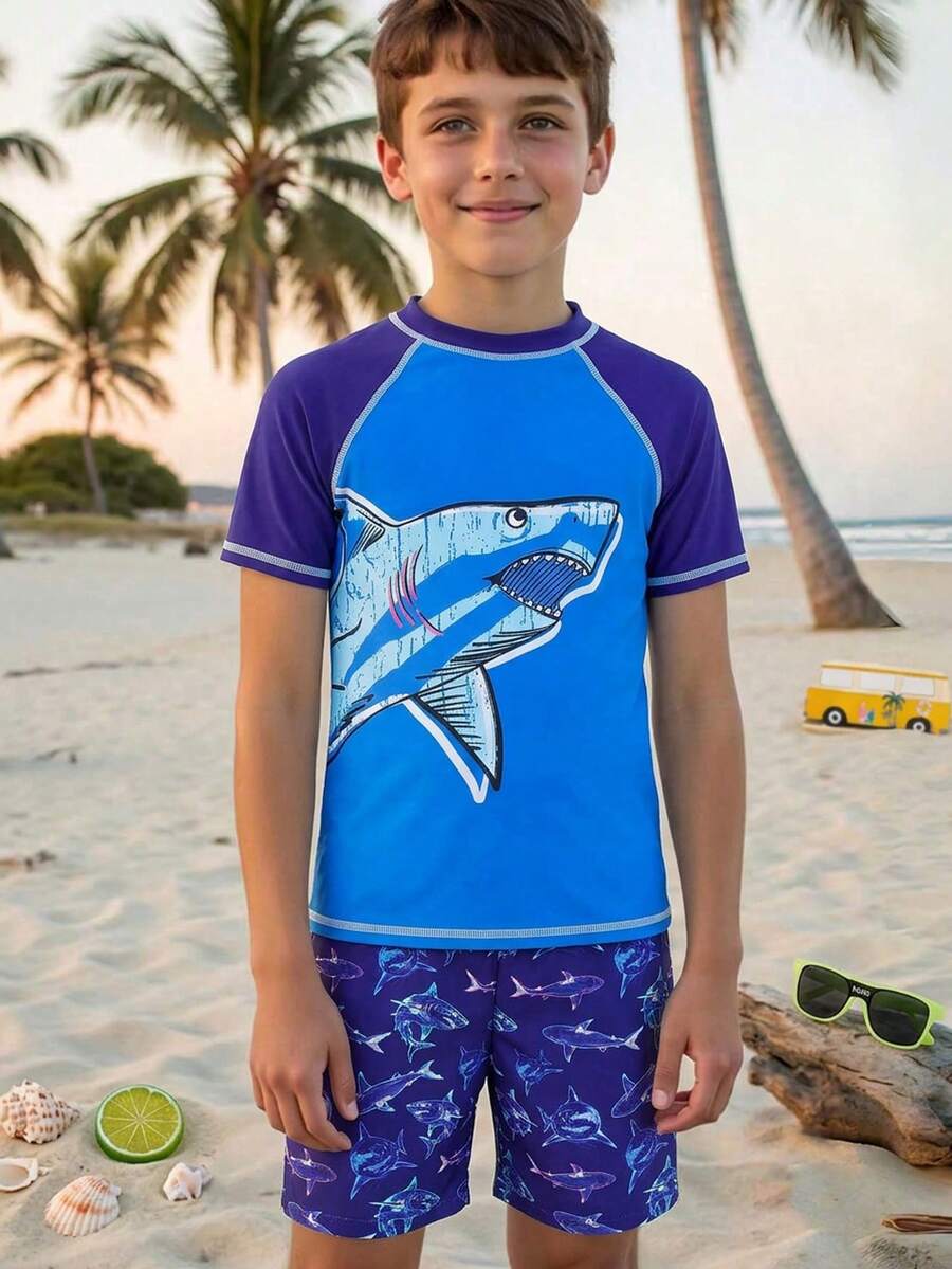 SHEIN 两件套儿童/青少年男童休闲百搭印花圆领短袖泳衣上衣和印花泳裤套装 - 藍色 - 查看 1