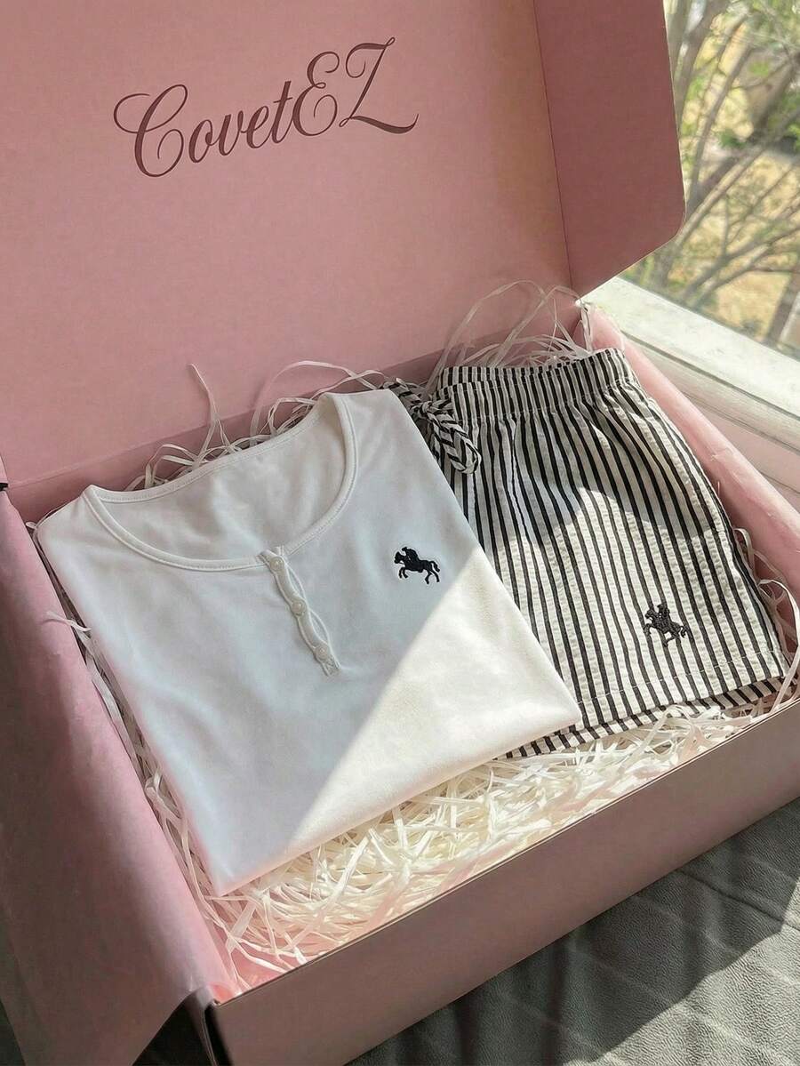 CovetEZ 新款春夏女士休闲刺绣细节纽扣上衣和条纹裤两件套，白色套装，适合海滩度假、情人节、音乐节、假日海滩等场合。女士夏季T恤，白色可爱上衣，白色T恤，女士休闲夏季套装，女士夏季套装，女士Polo衫，女士T恤，女士Polo衫，女士休闲套装，女士休闲套装，女士短袖上衣，女士夏季上衣，条纹短裤。 - 黑與白 - 查看 1