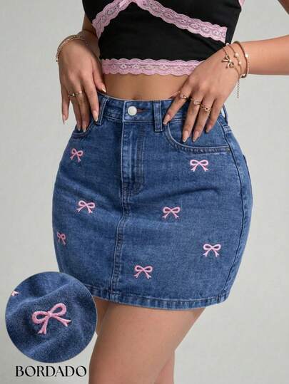 Falda Mini Denim con Bordado de Moños Rosa. Falda Mezclilla Línea A. Tiro Alto Estilo Coquette Y2K. Mezclilla Suave y Elástica.