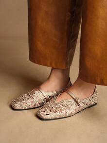 Rosivie 女士休闲百搭通勤极简镂空刺绣平底鞋 - 香檳色 - 查看 5