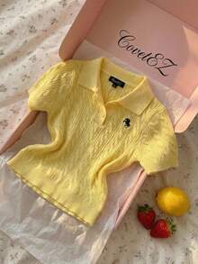CovetEZ Suéter corto tipo polo de punto de cable de colores brillantes con gráfico en el pecho para mujer - Amarillo - Ver 4