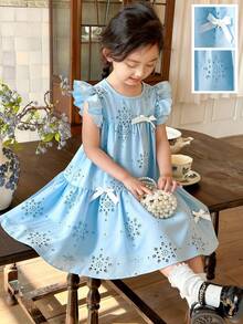 SHEIN Vintaside Kids 女童休闲时尚蓝色度假连衣裙，正面饰有可爱的白色3D蝴蝶结丝带，蓝色编织刺绣面料，荷叶袖圆领拼接连衣裙，适合可爱、俏皮、优雅、简约韩式风格，适合日常、上学、外出、度假、派对、节日穿着，春夏女童碎花连衣裙，蓝色夏季女童连衣裙。儿童连衣裙，粉蓝色女童连衣裙，儿童连衣裙，天蓝色女童连衣裙，蓝色吊带女童连衣裙，优雅派对连衣裙。 - 淺藍色 - 查看 6