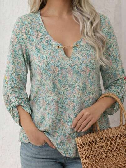 Blusa de dama floral bohemia elegante escote v detalle cadena dorada manga ajustable estilo casual chic ligero suave transpirable primavera verano vacaciones 2026 outfit femenino versátil calidad premium