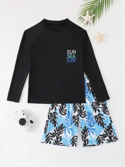 SHEIN Bộ đồ bơi cho bé trai tuổi teen gồm áo dài tay in chữ và quần bơi in hoa.
