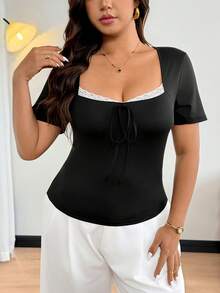 Calvaya Camiseta ajustada de manga corta con cierre de cremallera y lazo delantero de encaje en contraste para mujer talla grande, top elegante negro de verano para vacaciones, noche, fiesta de té, club y eventos formales - Negro - Ver 4