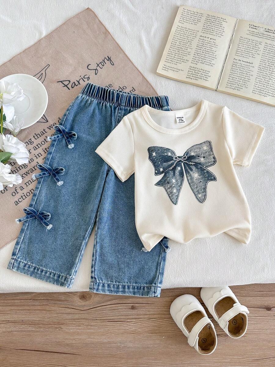 SHEIN 女嬰夏季休閒2件套 白色圖案T恤搭配刺繡蝴蝶結裝飾 & 藍色牛仔褲 針織面料 度假日常穿搭套裝 - 杏色 - 查看 1