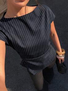 女士新款时尚通勤风藏蓝色条纹短袖套头衫，不对称下摆，褶裥腰身；优雅女士褶裥衬衫；优雅女士商务休闲上衣；经典女士船领上衣；夏季商务休闲女装上衣；女士高级上衣；女士办公室着装上衣；优雅高贵女士上衣 - 藍白色 - 查看 9