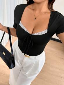 Calvaya Camiseta ajustada de manga corta con cierre de cremallera y lazo delantero de encaje en contraste para mujer talla grande, top elegante negro de verano para vacaciones, noche, fiesta de té, club y eventos formales - Negro - Ver 3