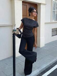 女士新款时尚通勤风藏蓝色条纹短袖套头衫，不对称下摆，褶裥腰身；优雅女士褶裥衬衫；优雅女士商务休闲上衣；经典女士船领上衣；夏季商务休闲女装上衣；女士高级上衣；女士办公室着装上衣；优雅高贵女士上衣 - 藍白色 - 查看 8